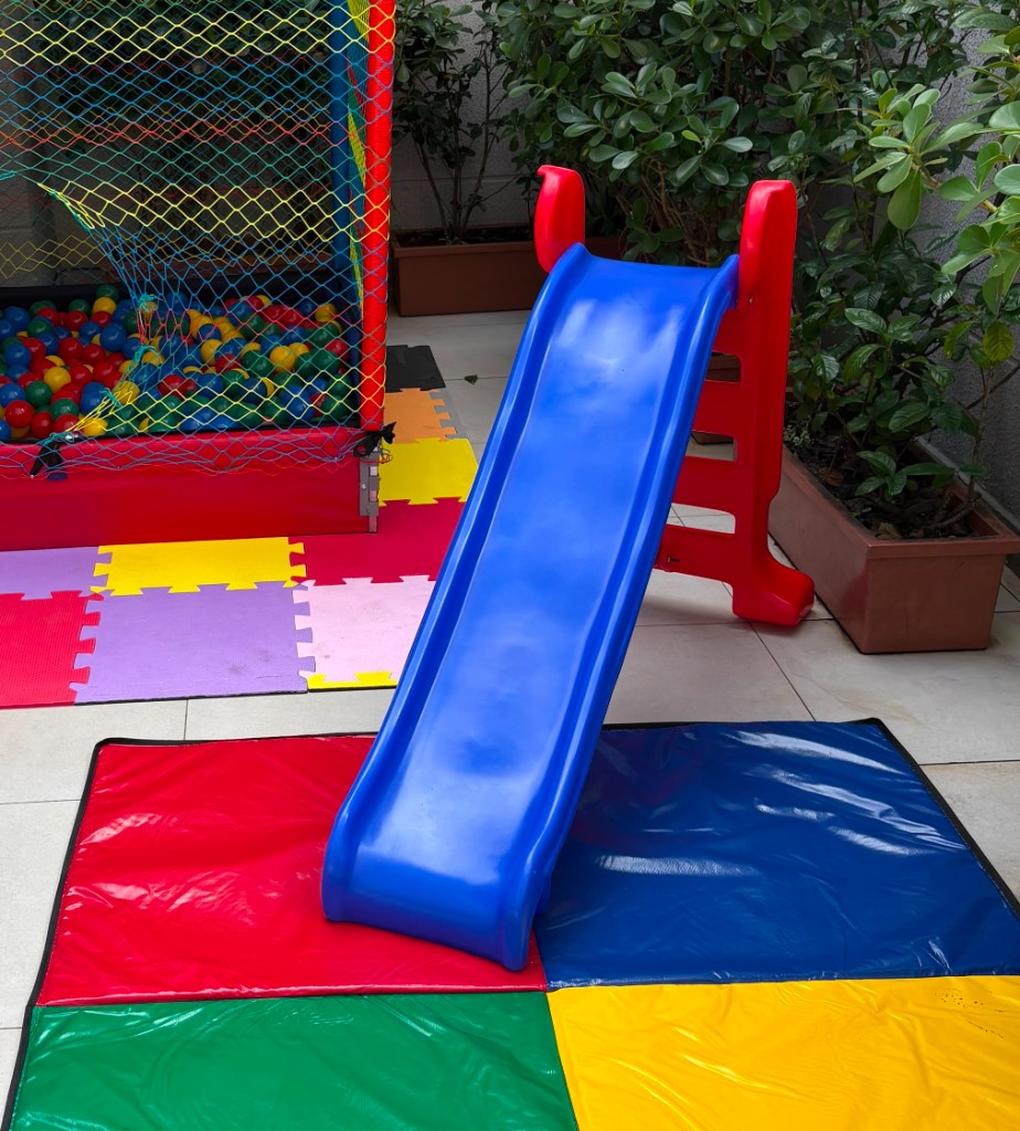 Escorregador e piscina de bolinha para aluguel em festa infantil — BrinkaBru